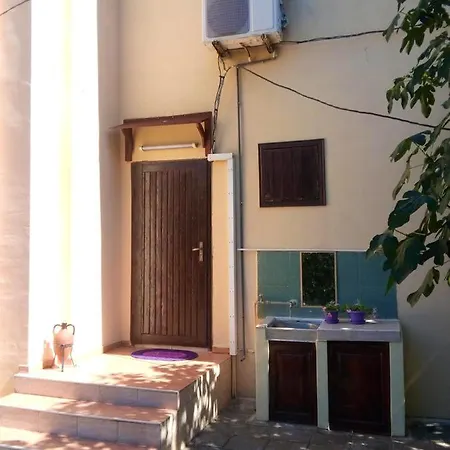 4 Bedrooms House At 450 M Away From The Beach With Enclosed Garden And Wifi *